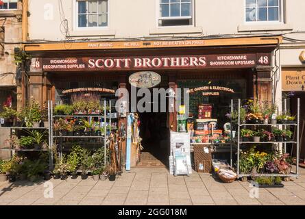 Scott Brothers, ein traditionelles Eisenwarengeschäft, in Peebles, Scottish Borders, Schottland, Großbritannien Stockfoto