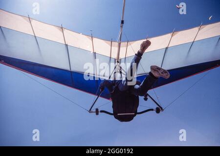 Ein Drachenflieger-Pilot startet von der Startrampe auf Horse Ridge am Dry Canyon in der Nähe von Alamogordo, New Mexico. Andere Drachenflieger fliegen über uns. Stockfoto