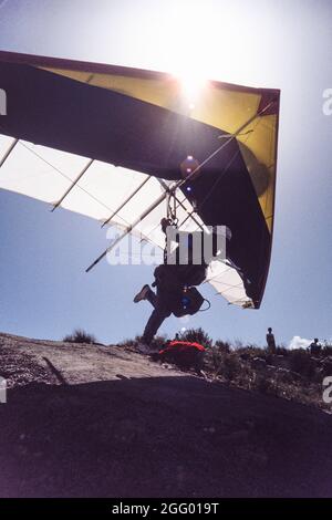 Ein Drachenflieger-Pilot startet von der Startrampe auf Horse Ridge am Dry Canyon in der Nähe von Alamogordo, New Mexico. Stockfoto