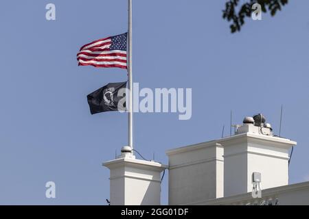 Die US-Flagge fliegt auf halbem Stab über dem Weißen Haus in Washington, DC, USA, 27. August 2021. Am 26. August tötete ein Selbstmordattentäter des IS-K vor dem internationalen Flughafen Hamid Karzai in Kabul, Afghanistan, mehr als 100 Menschen, darunter 13 US-Truppen. Stockfoto
