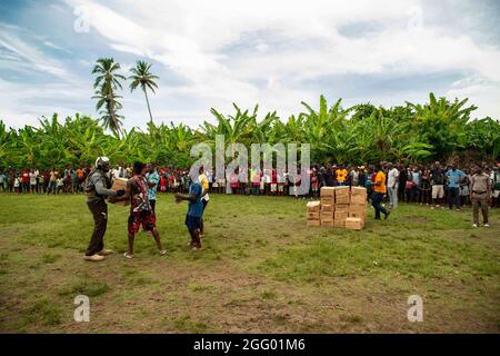 La Cohuane, Haiti. August 2021. Seeleute der US-Marine entladen während einer humanitären Mission am 25. August 2021 in LaCohuane, Haiti, Lebensmittel. Das Militär unterstützt die Folgen des jüngsten Erdbebens. Quelle: Planetpix/Alamy Live News Stockfoto