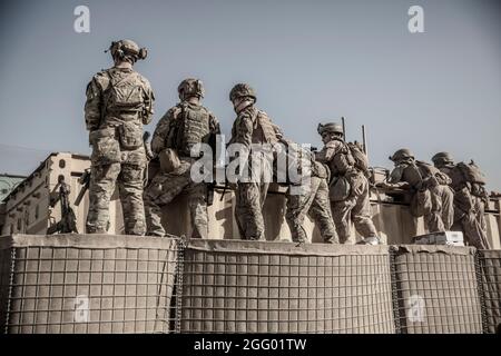 US-Dienstmörder mit Joint Task Force - Crisis Response unterstützt die Sicherheit an einem Evakuierungskontrollkontrollkontrollpunkt (ECC) während einer Evakuierung am Hamid Karzai International Airport, Kabul, Afghanistan, August 26. US-Dienstmitglieder unterstützen das Außenministerium bei einer nicht-kämpferischen Evakuierungsoperation (NEO) in Afghanistan. (USA Marine Corps Foto von Staff Sgt. Victor Mancilla) Stockfoto