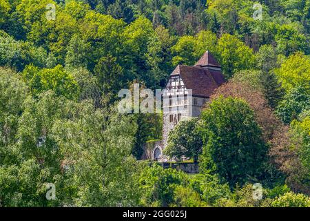 Sonnige Landschaft mit einer kleinen Burg rund um Buchenbach in Hohenlohe, Deutschland Stockfoto