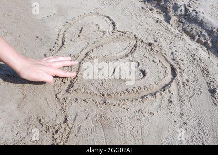 Auf dem Sand ist ein Bild von zwei Herzen. Juliets Geburtstag in Italien. Stockfoto