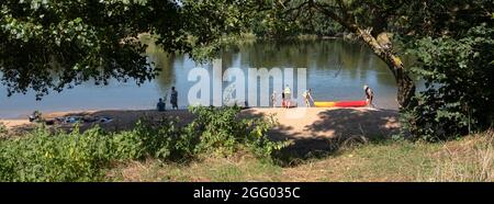 Familie schleppt Kanus an den Fluss loire in frankreich zwischen Touren und angers Stockfoto