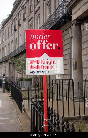 Knight Frank „Under Offer“-Zeichen auf einem exklusiven Grundstück in Atholl Crescent im West End von Edinburgh. Stockfoto