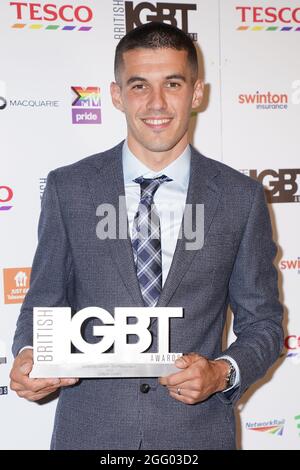 Der Fußballspieler Conor Coady aus England und Wolverhampton Wanderers mit seinem Fußballverbündeten Award bei den British LGBT Awards 2021 in der Londoner Brauerei. Bilddatum: Freitag, 27. August 2021. Stockfoto