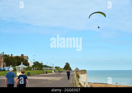 RAMSGATE, GROSSBRITANNIEN - 03. Aug 2021: Ein Mann paragliding in der Nähe von East Cliff in Ramsgate Stockfoto