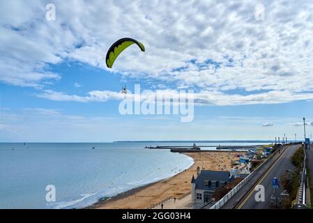 RAMSGATE, GROSSBRITANNIEN - 03. Aug 2021: Ein Mann paragliding über den Hauptsand in Ramsgate Stockfoto