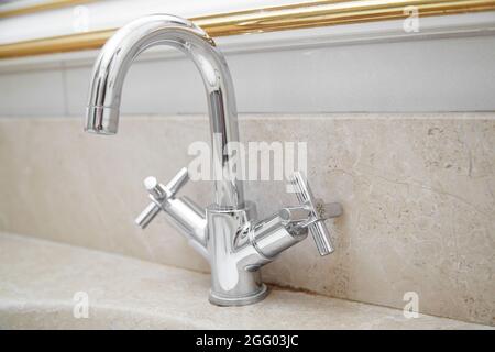 Mixer, Wasserhahn in einem klassischen Stil. Selektiver Fokus. Stockfoto