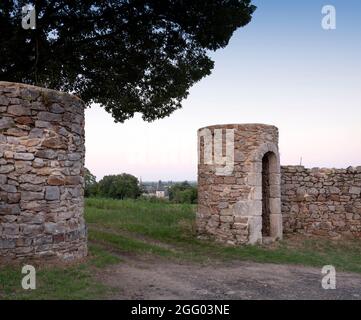 Typische alte Steinmauern und entferntes Schloss in der Nähe der Loire in frankreich Stockfoto