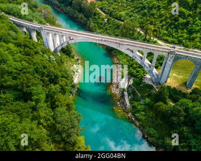 Solkan-Brücke in Slowenien über den Fluss Soca. Weltgrößte Steinbahnbrücke. Stockfoto