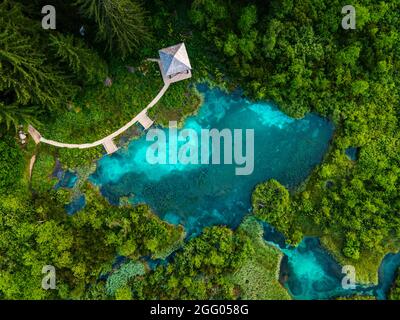 Zelenci Springs in den Julischen Alpen Slowenien. Naturreservat Landschaft Drohne Blick. Stockfoto