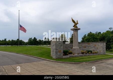 Radcliff, KY, USA, 27. August 2021, die US-Flagge am Eingang zum Kentucky Veterans Cemetery Central, etwas außerhalb von Fort Knox, ist heute zur Hälfte für Mitarbeiter da. Präsident Biden gab eine Erklärung heraus, dass die Flaggen bis zum 30. August bei der Hälfte des Personals bleiben werden, um die Opfer der Angriffe in Kabul zu ehren, die am 26. August 2021 13 US-Dienstmitglieder das Leben forderten, Quelle: Brian Koellish/Alamy Live News Stockfoto