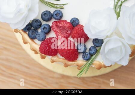 Kuchen Detail - ein Ort für die Beschreibung des Textes von oben. Hergestellt aus Waldfrüchten, wie Himbeeren und Himbeeren. Wunderschön eingerichtet mit Stockfoto