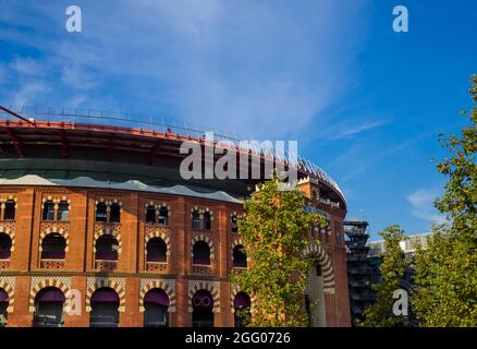 Außenansicht der neu entwickelten ehemaligen Stierkampfarena Arenas de Barcelona mit einer 360-Grad-Aussichtsplattform. Barcelona, Katalonien, Spanien Stockfoto