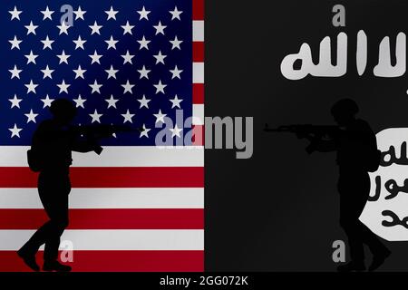 Soldat oder Polizei in Kampfposition mit Gewehr mit ISIS ISIS-K ISLAMISCHER STAAT KHORASAN und USA USA Flaggen Hintergrund. Stockfoto