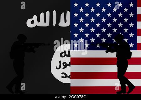 Soldat oder Polizei in Kampfposition mit Gewehr mit ISIS ISIS-K ISLAMISCHER STAAT KHORASAN und USA USA Flaggen Hintergrund. Stockfoto