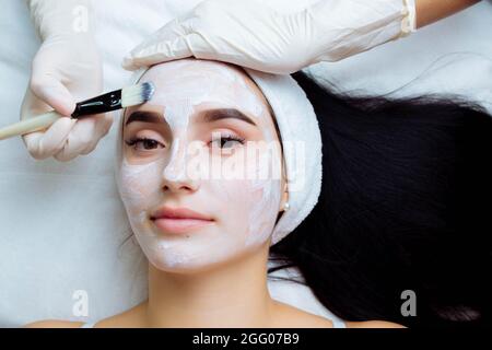 Gesichtsverjüngung Verfahren mit Creme. Spa und Kosmetik Hautpflege. Schönheitsmaske aus nächster Nähe Stockfoto
