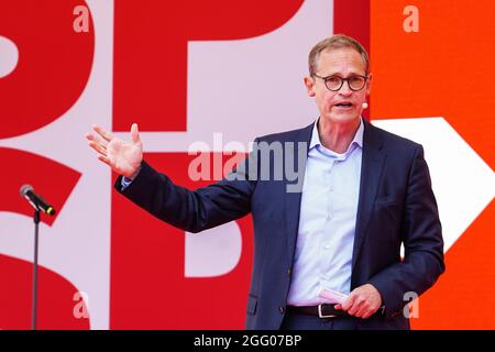 Berlin, Deutschland. August 2021. Der Berliner Bürgermeister Michael Müller hält am 27. August 2021 eine Rede während einer Wahlveranstaltung der Sozialdemokratischen Partei (SPD) zu den Bundestagswahlen in Berlin, der Hauptstadt Deutschlands. Einen Monat vor der Bundestagswahl in Deutschland hat die SPD die konservative Union (CDU/CSU) eingeholt, so das am Freitag vom ZDF veröffentlichte Politbarometer. Quelle: Stefan Zeitz/Xinhua/Alamy Live News Stockfoto