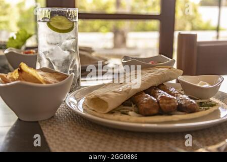 Weicher Fokus von Kebab und Pita-Brot in einem Restaurant im Nahen Osten Stockfoto