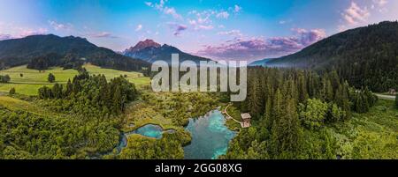 Zelenci Springs Sonnenuntergang Sonnenaufgang im slowenischen Naturschutzgebiet Luftpanoramic View. Stockfoto