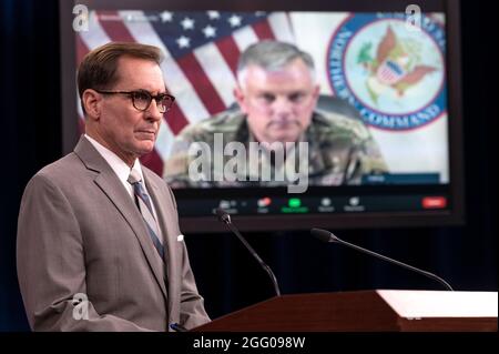 Arlington, Vereinigte Staaten Von Amerika. August 2021. Der Pentagon-Pressesekretär John Kirby, der von Glen D. VanHerck, dem Kommandanten des U.S. Northern Command und des North American Aerospace Defense Command, begleitet wird, informiert am 27. August 2021 im Pentagon in Arlington, Virginia, über die Presse über Afghanistan. Quelle: Planetpix/Alamy Live News Stockfoto