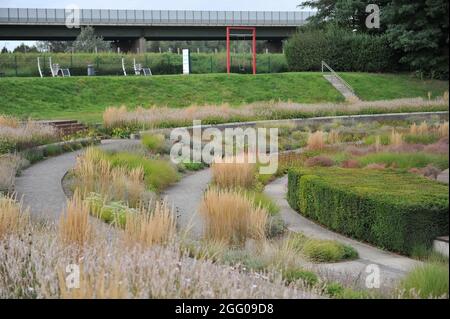 BOTTROP, DEUTSCHLAND - 21. AUGUST 2021: Bepflanzung im mehrjährigen Wiesenstil, entworfen von Piet Oudolf im öffentlichen Park Bern Stockfoto