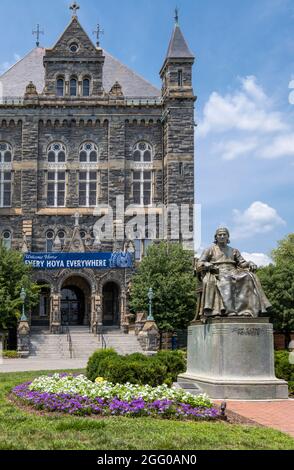 Georgetown University, Statue von John Carroll, Gründer der Universität, Washington, DC., USA. Healy Hall im Hintergrund. Stockfoto