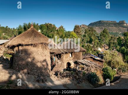 Blick auf die traditionellen runden äthiopischen Tukul-Häuser im hadischen adi-Dorf lalibela äthiopien Stockfoto