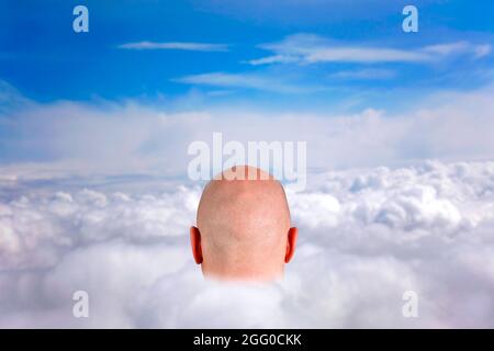 Kopf in den Wolken, konzeptuelles Gesamtbild. Stockfoto