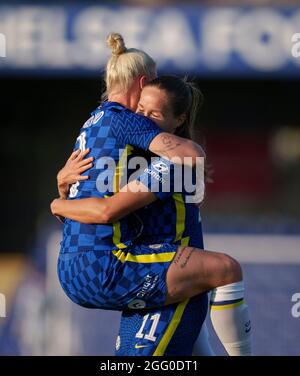 Kingston, Großbritannien. August 2021. Bethany England of Chelsea Women feiert das Tor mit Guro Reiten (11) während des Freundschaftsspiels 2021/22 zwischen Chelsea Women und Aston Villa Women im Kingsmeadow Stadium, Kingston, England, am 27. August 2021. Foto von Andy Rowland. Quelle: Prime Media Images/Alamy Live News Stockfoto