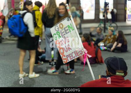 London, Großbritannien. August 2021. Extinction Rebellion (XR) und Rebellion von Tieren Protestierende besuchen den Londoner Finanzdistrikt , Quadratmeile, bis in die Nacht, besetzen die Landhauskreuzung von Queen Victoria Street und Cannon Street, bis zur Bank of England, Gegen den globalen Klimawandel. Klettern Sie auf Holzkonstruktionen, die mitten auf der Straße errichtet wurden. Um gegen Investitionen in die fossilen Brennstoffe zu protestieren. Goss blutrote Farbe auf Guildhall North Wing und Standard Chattered Bank . Quelle: Xiu Bao/Alamy Live News Stockfoto