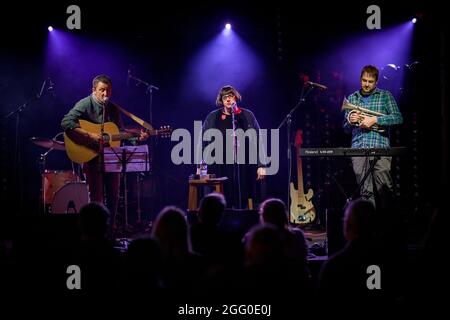 Edinburgh, Schottland. Fr, 27. August 2021. Die schottische Band Withered Hand spielen seit Beginn der globalen Pandemie im März 2020 ihre erste komplette Bandperformance mit einem Live-Publikum. Withered Hand ist das Projekt des Songwriters/Sängers Dan Willson, der seit 2009 eine Kultfigur in der schottischen Musikszene ist. Er hat zwei weithin gefeierte Alben veröffentlicht, New Gods (2014) und Good News (2009), und arbeitet derzeit an seinem dritten Album in voller Länge. Die Show war Teil des Edinburgh Fringe Festivals 2021 in der Summerhall. Stockfoto