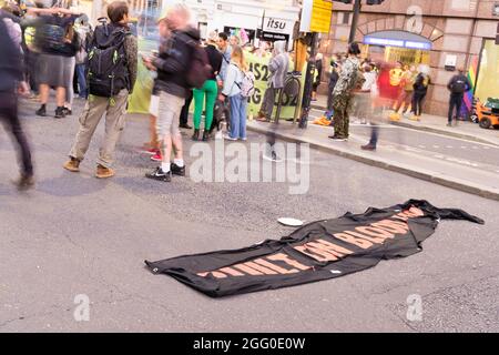 London, Großbritannien. August 2021. Extinction Rebellion (XR) und Rebellion von Tieren Protestierende besuchen den Londoner Finanzdistrikt , Quadratmeile, bis in die Nacht, besetzen die Landhauskreuzung von Queen Victoria Street und Cannon Street, bis zur Bank of England, Gegen den globalen Klimawandel. Klettern Sie auf Holzkonstruktionen, die mitten auf der Straße errichtet wurden. Um gegen Investitionen in die fossilen Brennstoffe zu protestieren. Demonstranten sitzen auf der Straße und beobachten Demonstranten, die auf Bambusstrukturen sitzen. Quelle: Xiu Bao/Alamy Live News Stockfoto