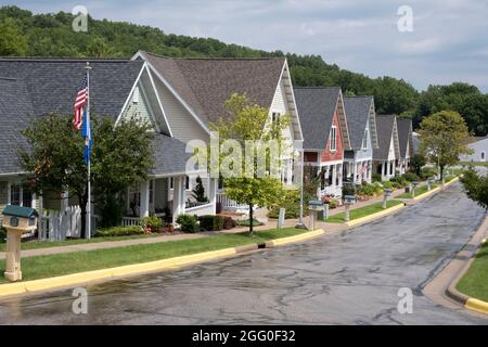 Winona, Minnesota. University Village, Privathäuser für Senioren über 55 Jahren. Steile Dächer beschleunigen die Entfernung von Winterschnee. Stockfoto