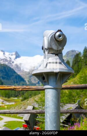 Touristisches Teleskop im alpinen Tal zur Beobachtung der umliegenden Berge und Gletscher. Aussichtspunkt Großvenediger, Nationalpark hohe Tauern, Österreichische Alpen Stockfoto