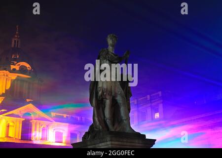 Greenwich, London, Großbritannien. August 2021. Die Statue von König George II steht umgeben von den hellen Lichtungen. An seiner offiziellen öffentlichen Startnacht beleuchtet „Borealis“ von Dan Archer den Himmel über dem Old Royal Naval College im Royal Borough of Greenwich. „Borealis“ ist eine faszinierende Nachbildung der Nordlichter am Himmel. Es ist Teil des jährlichen Greenwich and Docklands Festivals, das vom 27. August bis 11. September 2021 stattfindet. Kredit: Imageplotter/Alamy Live Nachrichten Stockfoto