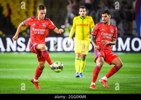 Nantes, Frankreich, Frankreich. August 2021. Maxence CAQUERET aus Lyon und Bruno GUIMARAES aus Lyon während des Ligue-1-Spiels zwischen dem FC Nantes und Olympique Lyonnais (OL) am 27. August 2021 im Stade de la Beaujoire in Nantes, Frankreich. (Bild: © Matthieu Mirville/ZUMA Press Wire) Stockfoto