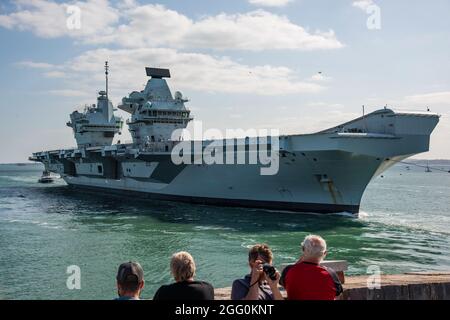 Am 26. August 2021 kehrte der Flugzeugträger HMS Prince of Wales (R09) vom Round Tower aus nach Portsmouth, Großbritannien, zurück. Stockfoto