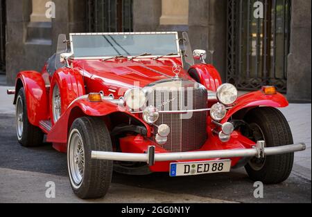 Bukarest, Rumänien - 19. August 2021: Vor dem Marmorosch Bucharest, Autograph Collection Hotels from Ma, ist ein rotes SS-Auto der Marke Excalibur aus den 1970er Jahren geparkt Stockfoto