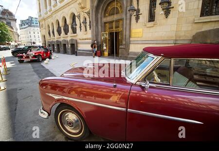 Bukarest, Rumänien - 19. August 2021: Vor dem Marmorosch Bukarest, Autograph C, steht ein rotes Matador kastanienbraun schillerndes 1951 Packard 300 Auto Stockfoto