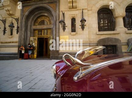 Bukarest, Rumänien - 19. August 2021: Vor dem Marmorosch Bukarest, Autograph C, steht ein rotes Matador kastanienbraun schillerndes 1951 Packard 300 Auto Stockfoto