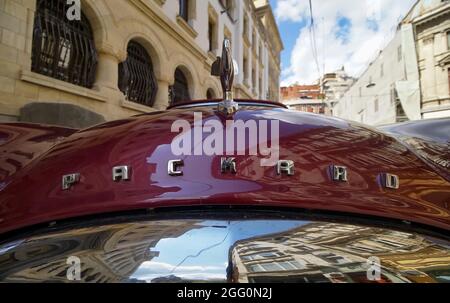 Bukarest, Rumänien - 19. August 2021: Vor dem Marmorosch Bukarest, Autograph C, steht ein rotes Matador kastanienbraun schillerndes 1951 Packard 300 Auto Stockfoto