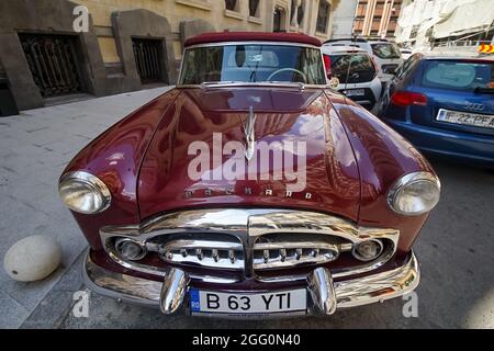 Bukarest, Rumänien - 19. August 2021: Vor dem Marmorosch Bukarest, Autograph C, steht ein rotes Matador kastanienbraun schillerndes 1951 Packard 300 Auto Stockfoto