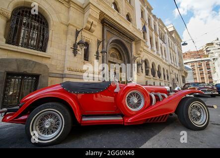 Bukarest, Rumänien - 19. August 2021: Vor dem Marmorosch Bucharest, Autograph Collection Hotels from Ma, ist ein rotes SS-Auto der Marke Excalibur aus den 1970er Jahren geparkt Stockfoto