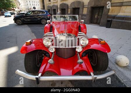 Bukarest, Rumänien - 19. August 2021: Vor dem Marmorosch Bucharest, Autograph Collection Hotels from Ma, ist ein rotes SS-Auto der Marke Excalibur aus den 1970er Jahren geparkt Stockfoto