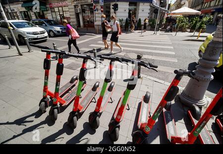 Bukarest, Rumänien - 19. August 2021: Mehrere Lime-S Elektroroller werden auf einem Bürgersteig in der Nähe des Fußgängerübergangs auf der Victoriei Road in Bukarest geparkt. Das ich Stockfoto