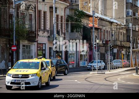 Bukarest, Rumänien - 12. August 2021: Alte Häuser befinden sich in fortgeschrittenem Zustand der Zerstörung auf der Calea Grivitei in Bukarest. Stockfoto