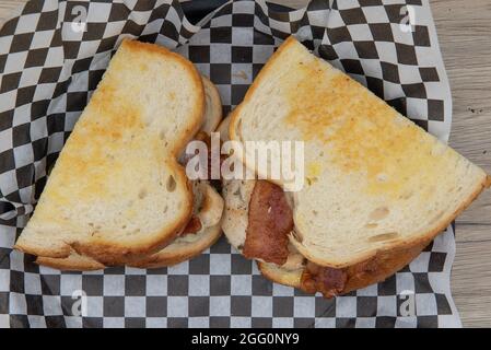 Blick von oben auf das Chicken Club Sandwich mit Jalapeno und Speck für eine appetitliche Mahlzeit. Stockfoto